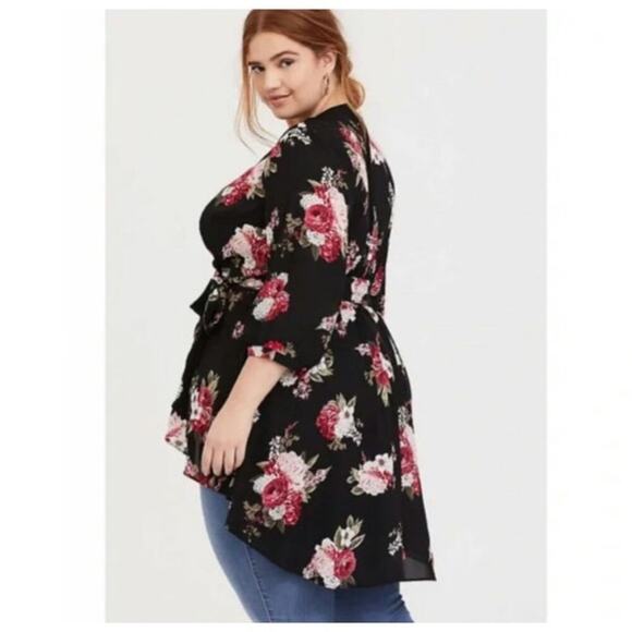 Torrid Black Floral Hi-Lo Tie Front Blouse Size: 1 - Picture 6 of 6